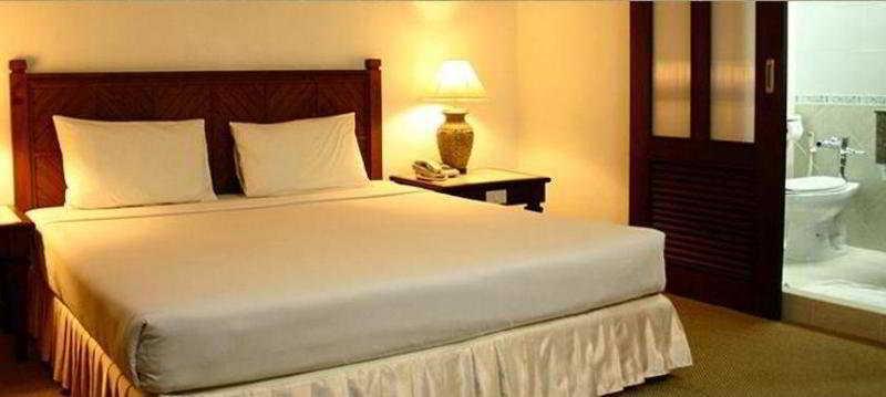 Rattana Mansion Otel Phuket Dış mekan fotoğraf