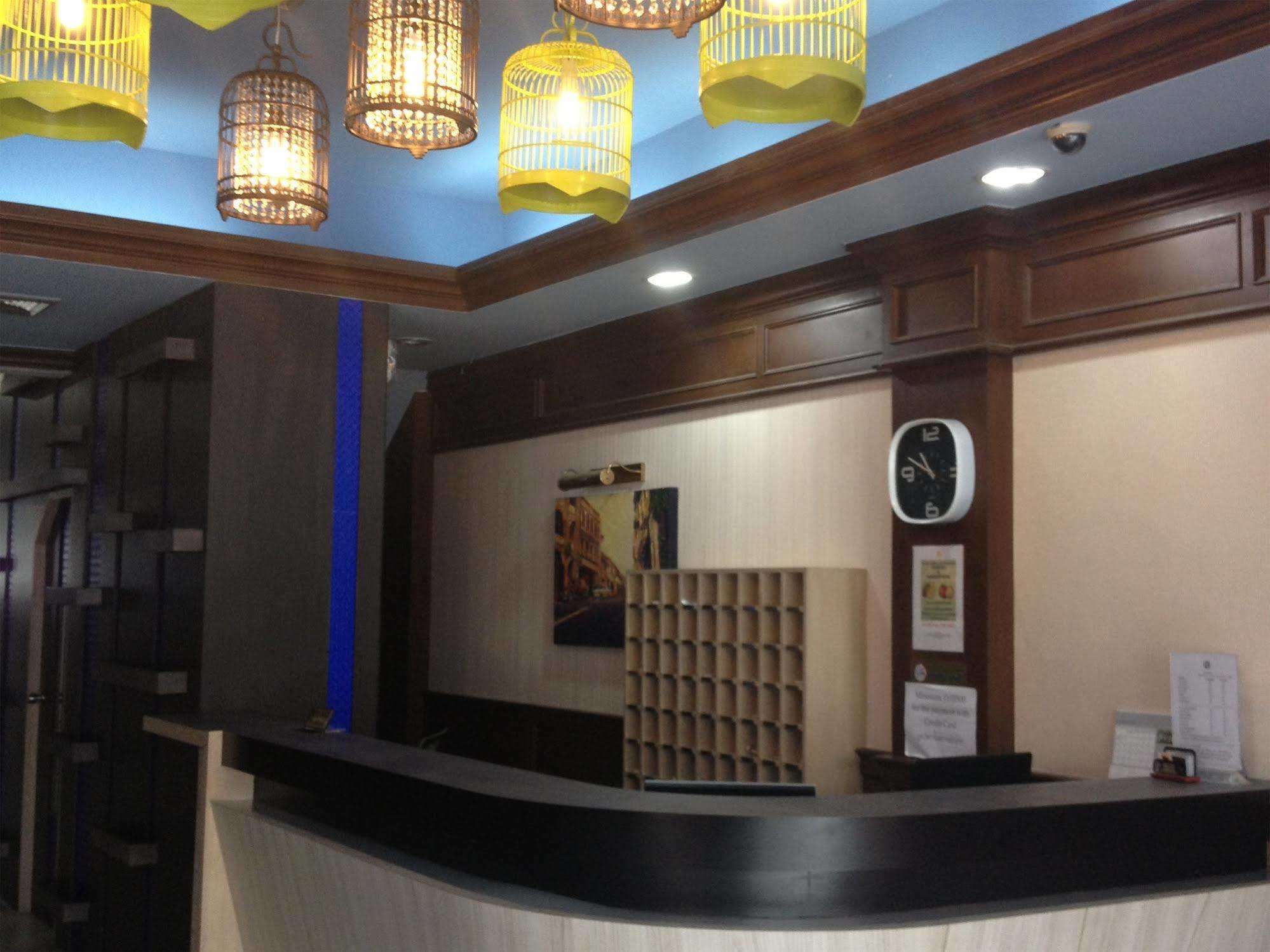 Rattana Mansion Otel Phuket Dış mekan fotoğraf