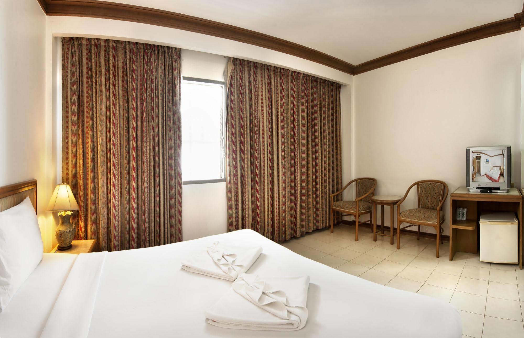 Rattana Mansion Otel Phuket Dış mekan fotoğraf