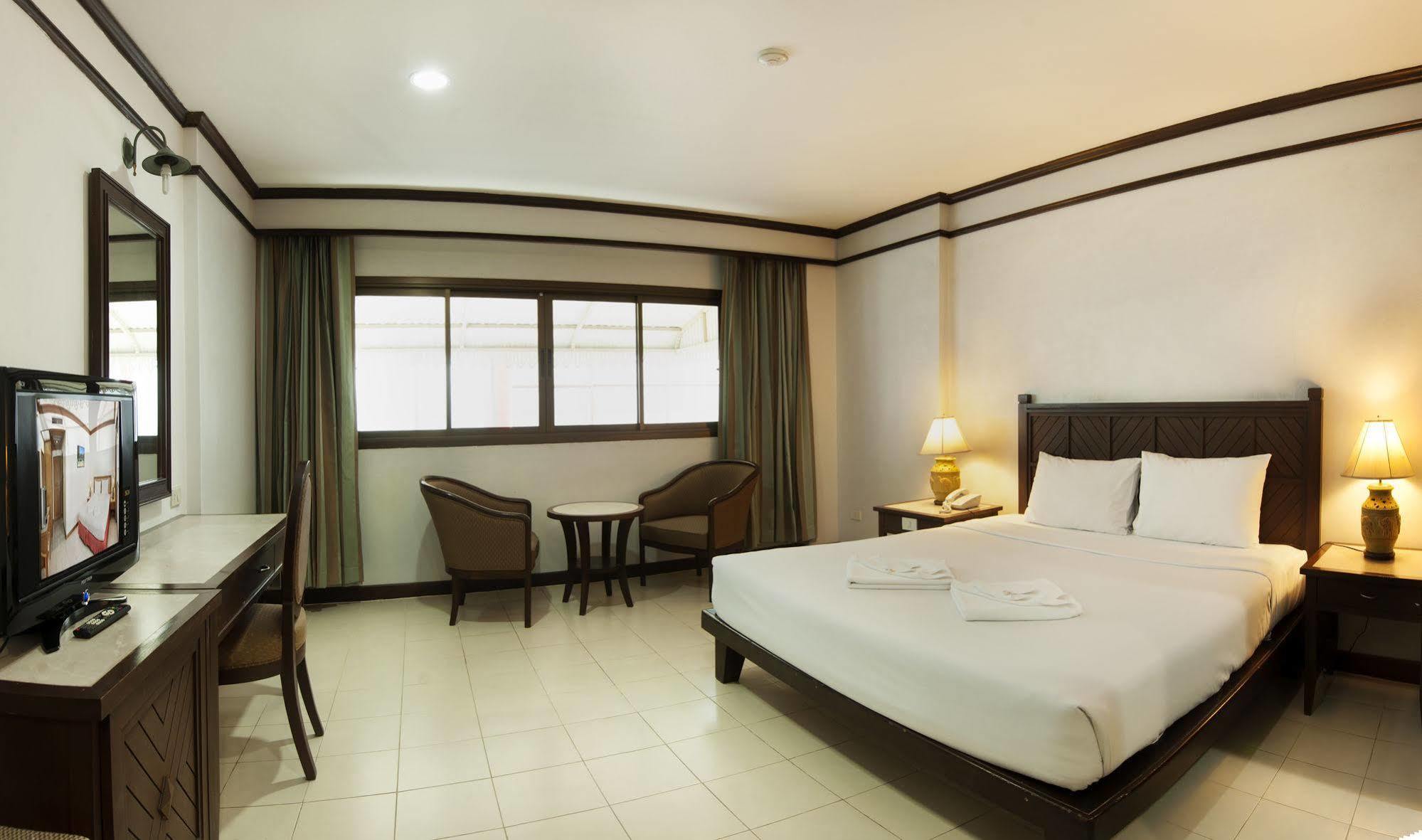 Rattana Mansion Otel Phuket Dış mekan fotoğraf